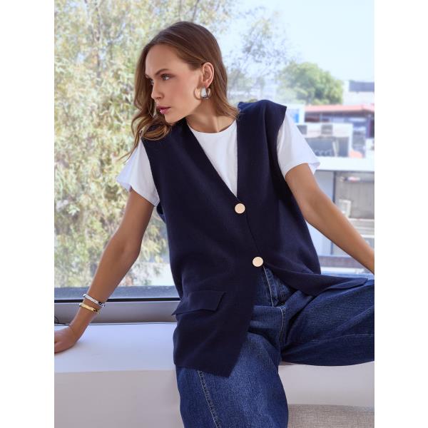 新品　UND MANY MOTIF BUTTON VEST Vest knitted with metallic buttons in dark blue, 24.99