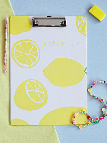 Clipboard with fruits A4 in white yellow