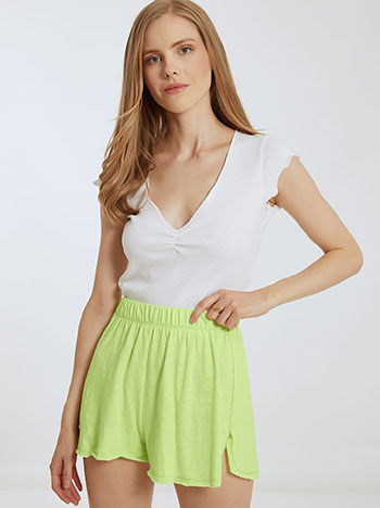Shorts with raw hemline in fluorescent green
