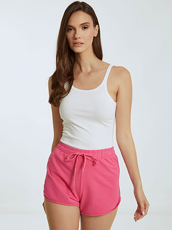 Shorts with side slits in fuchsia
