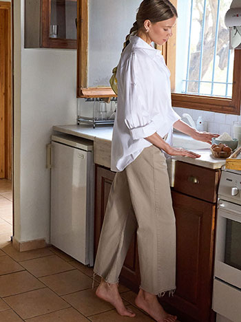 High waist jeans with raw hemline in beige