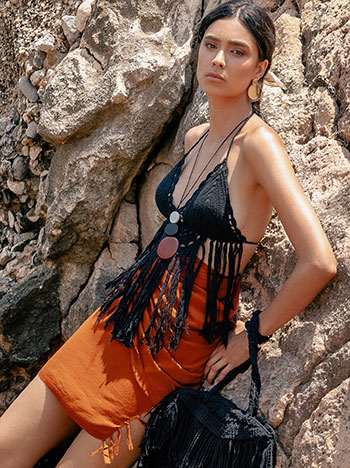 Πλεκτό χειροποίητο crop top με κρόσια σε μαύρο