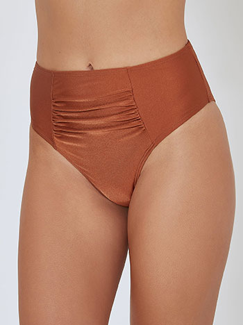 Σλιπ μαγιό με σούρες μπροστά σε μπρονζέ