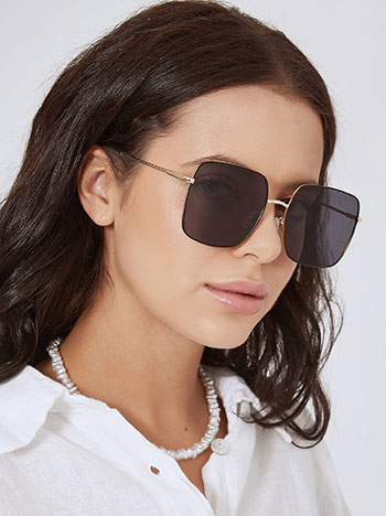 Sunglasses with textured details in black