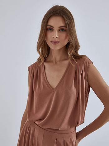 Sleeveless top with pleats in dusty pink