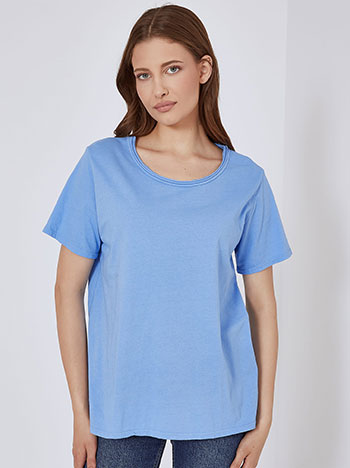 T-shirt with raw neckline in baby blue