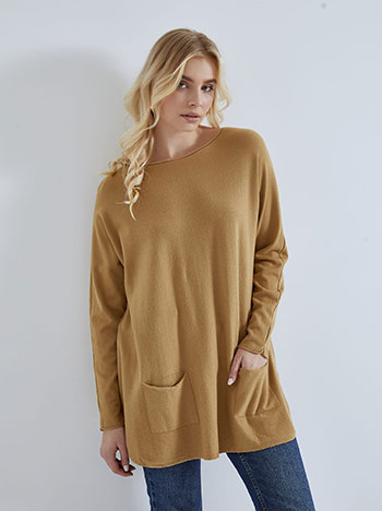 Sweater with pockets in camel