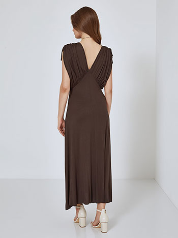 Dress maxi with open V neckline in brown - Pose4