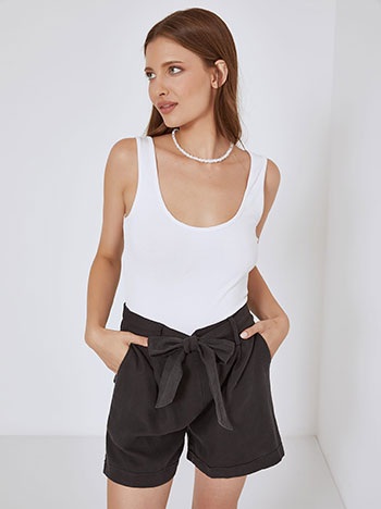 Linen shorts with pleats in black