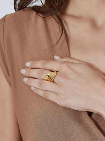 Curved ring in gold