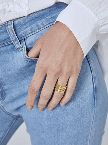 Textured ring in gold