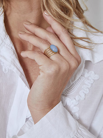Ring with stone in blue