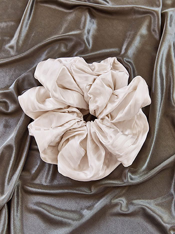 Scrunchie with satin stripes in light beige