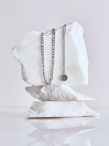 Necklace with a metallic charm in silver