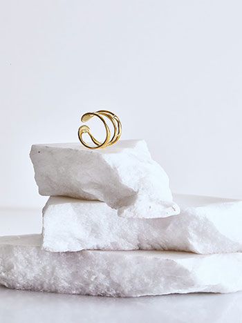 Ring with asymmetric cut-outs in gold