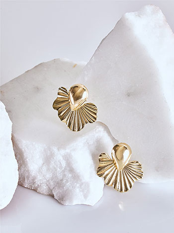 Earrings textured in gold