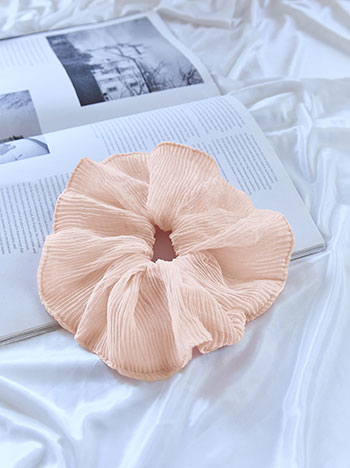 Scrunchie with textured fabric in pink