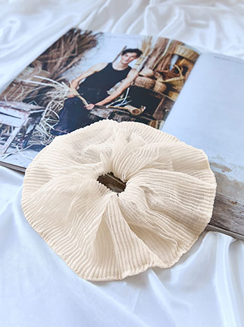 Scrunchie with textured fabric in off white