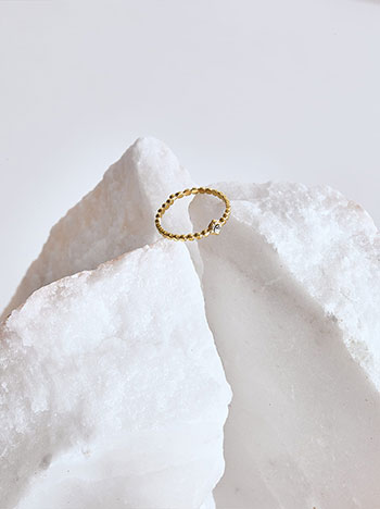 Δαχτυλίδι ανάγλυφο με strass σε χρυσαφί