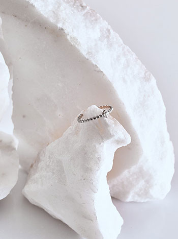 Δαχτυλίδι ανάγλυφο με strass σε ασημί