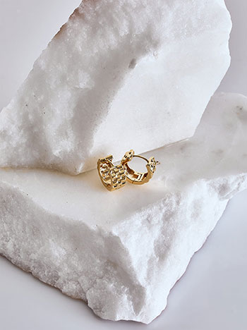 Earrings with engraved details in gold