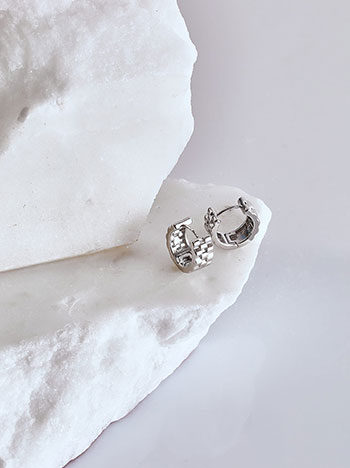 Earrings with engraved details in silver