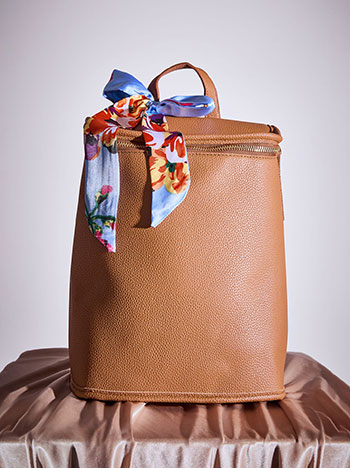 Backpack with detachable ribbon in tobacco