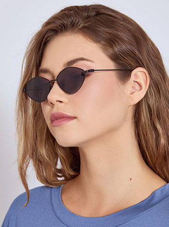 Sunglasses with metal frame in black