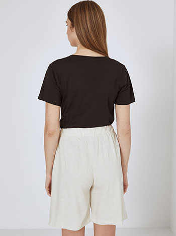T-shirt με κέντημα σε μαύρο - Pose1