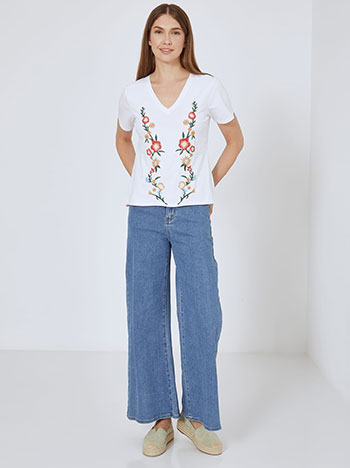 T-shirt με κέντημα σε λευκό - Pose3