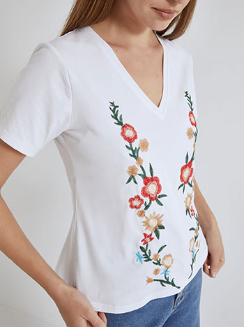 T-shirt με κέντημα σε λευκό - Pose4