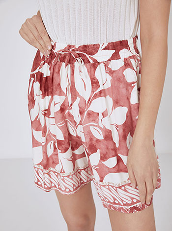 Shorts viscose printed in dark red