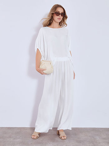 Γυναίκα με total white outfit