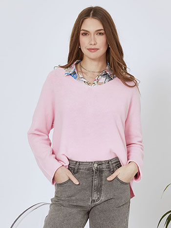 Sweater with V neckline in pink