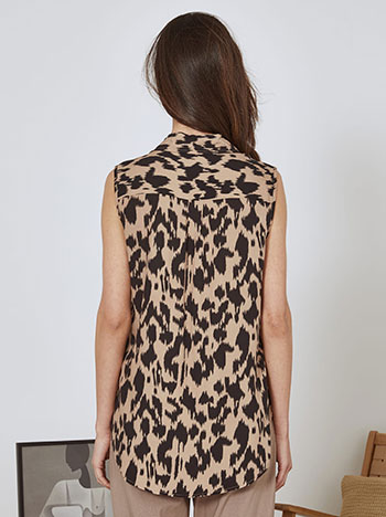 Shirt cotton sleeveless in brown - Pose1