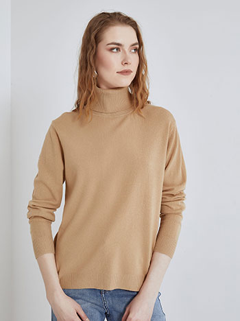 Turtleneck monochrome in dark beige
