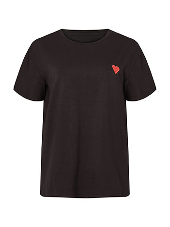 T-shirt με καρδιά σε μαύρο - Pose2