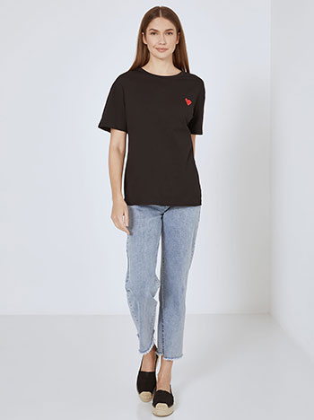 T-shirt με καρδιά σε μαύρο - Pose3