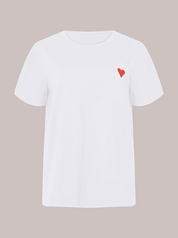 T-shirt με καρδιά σε λευκό - Pose2