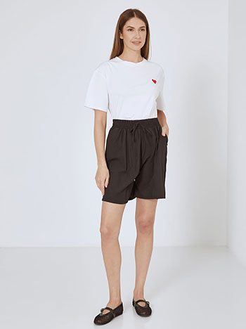 T-shirt με καρδιά σε λευκό - Pose3