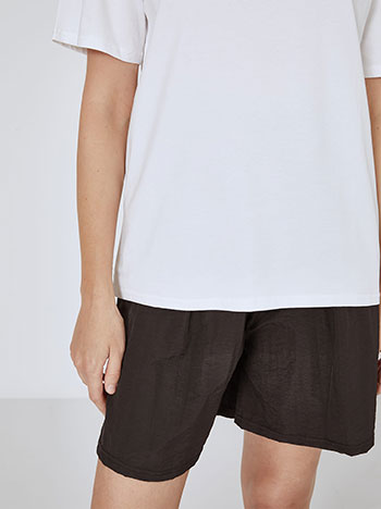 T-shirt με καρδιά σε λευκό - Pose4