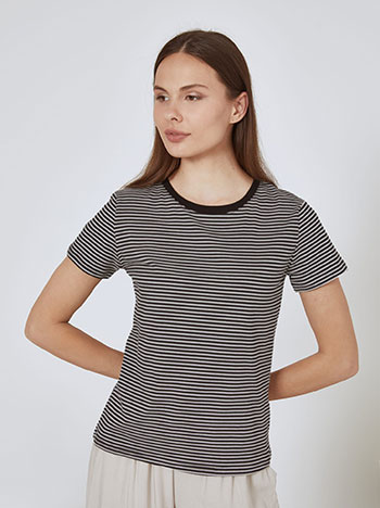 T-shirt ριγέ σε μαύρο - Pose0