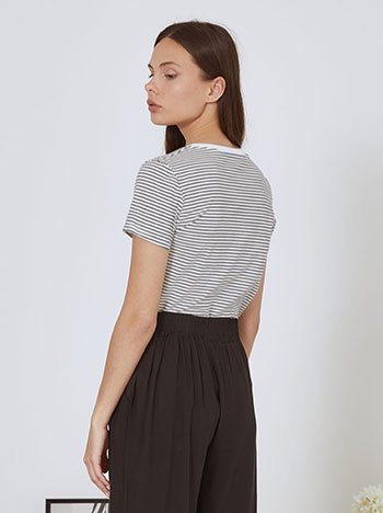 T-shirt ριγέ σε λευκό - Pose1