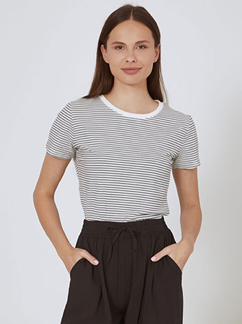 T-shirt ριγέ σε λευκό - Pose0