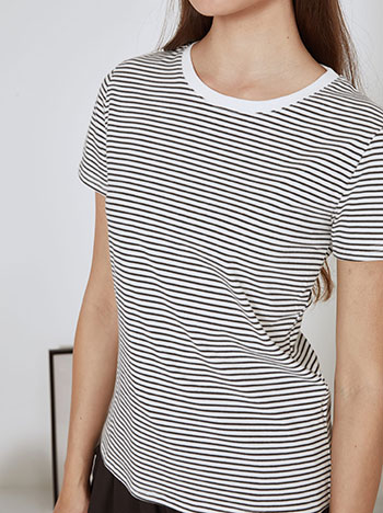T-shirt ριγέ σε λευκό - Pose4