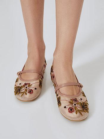Ballerina shoes with ebroidered flowers in dusty pink