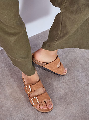 Sandals flat with buckles in camel