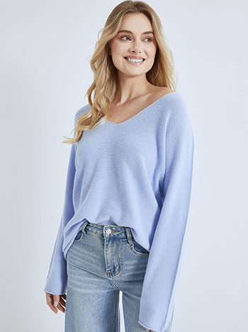 Sweater V neckline in sky blue
