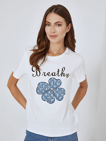 T-shirt με denim λουλούδι σε λευκό