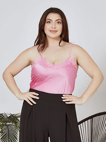 Lingerie με λεπτομέρειες δαντέλας σε σκούρο ροζ